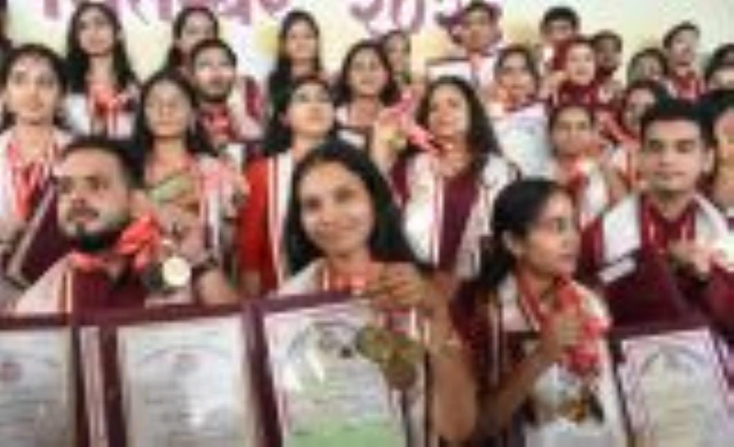 लखनऊ विश्वविद्यालय के ऐतिहासिक कला प्रांगण के मैदान में आयोजित 68वें दीक्षांत समारोह में पदक पा लखनऊ विश्वविद्यालय के ऐतिहासिक कला प्रांगण के मैदान में आयोजित 68वें दीक्षांत समारोह में पदक पा
