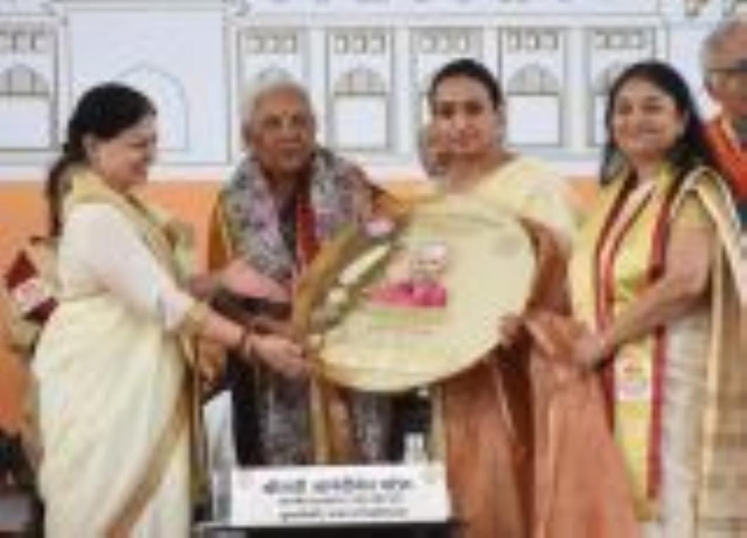 लखनऊ विश्वविद्यालय के ऐतिहासिक कला प्रांगण के मैदान में आयोजित 68वें दीक्षांत समारोह में पदक पा लखनऊ विश्वविद्यालय के ऐतिहासिक कला प्रांगण के मैदान में आयोजित 68वें दीक्षांत समारोह में पदक पा