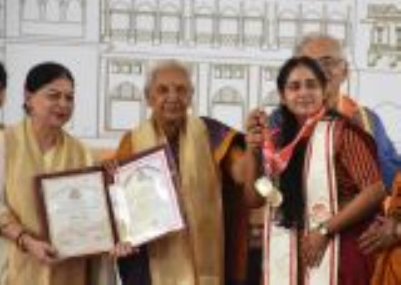 लखनऊ विश्वविद्यालय के ऐतिहासिक कला प्रांगण के मैदान में आयोजित 68वें दीक्षांत समारोह में पदक पा लखनऊ विश्वविद्यालय के ऐतिहासिक कला प्रांगण के मैदान में आयोजित 68वें दीक्षांत समारोह में पदक पा