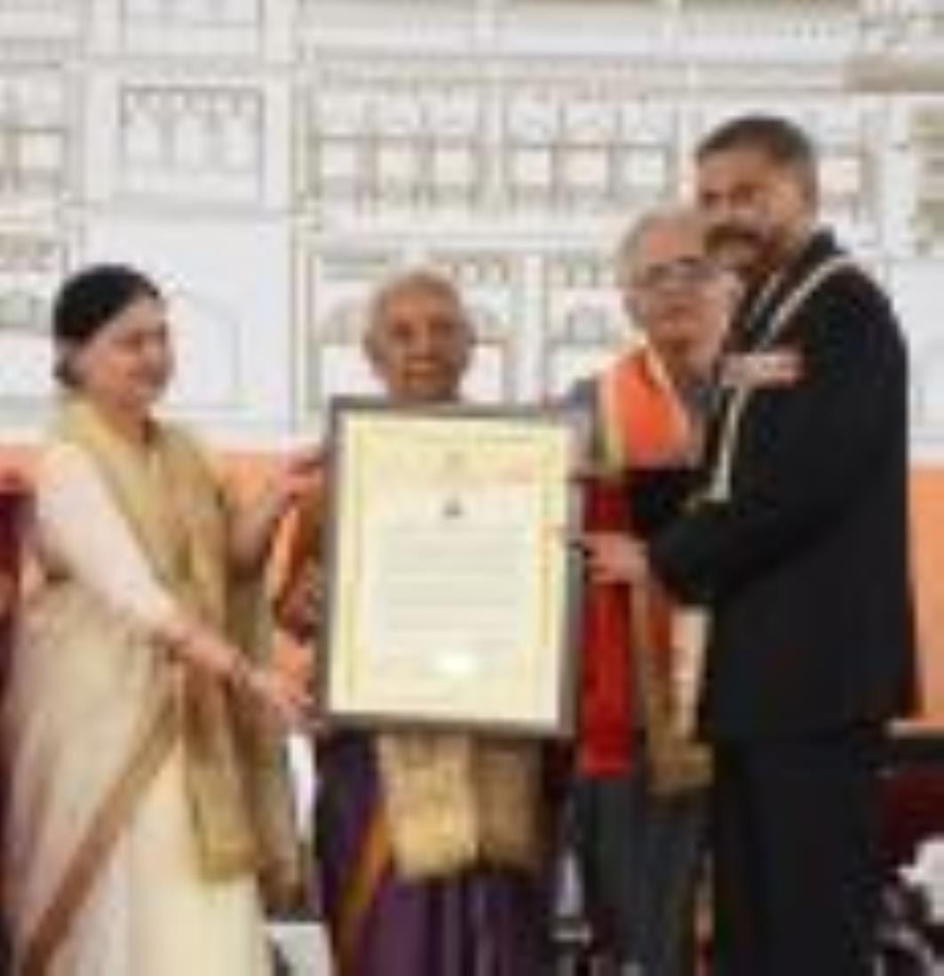 लखनऊ विश्वविद्यालय के ऐतिहासिक कला प्रांगण के मैदान में आयोजित 68वें दीक्षांत समारोह में पदक पा लखनऊ विश्वविद्यालय के ऐतिहासिक कला प्रांगण के मैदान में आयोजित 68वें दीक्षांत समारोह में पदक पा
