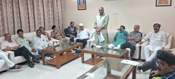 मेरठ के प्रभारी मंत्री धर्मपाल सिंह ने सर्किट हाउस में व्यापारियों व अधिकारियों के साथ बैठक की।