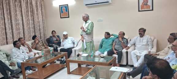 मेरठ के प्रभारी मंत्री धर्मपाल सिंह ने सर्किट हाउस में व्यापारियों व अधिकारियों के साथ बैठक की।