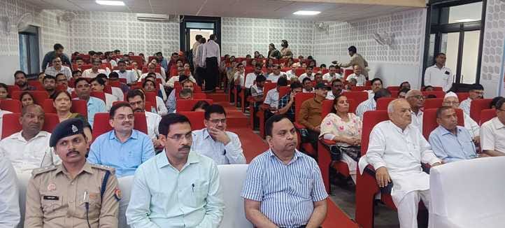 मेरठ रोड स्थित आईटीआई में संवाद कार्यक्रम को संबोधित करते हुए डीएम उमेश मिश्रा : सूचना विभाग मेरठ रोड स्थित आईटीआई में संवाद कार्यक्रम को संबोधित करते हुए डीएम उमेश मिश्रा : सूचना विभाग