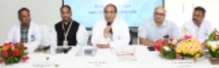प्रेसवार्ता करते चिकित्सक।