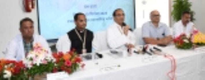 प्रेसवार्ता करते चिकित्सक।