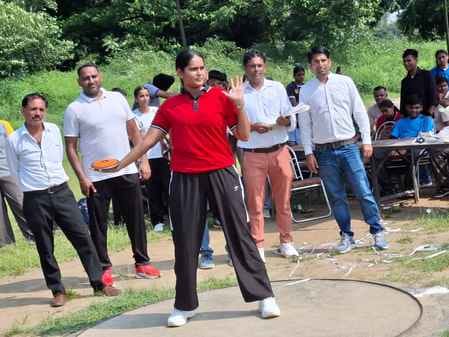 प्रतियोगिता के दौरान छलांग लगाती खिलाड़ी। संवाद प्रतियोगिता के दौरान छलांग लगाती खिलाड़ी। संवाद