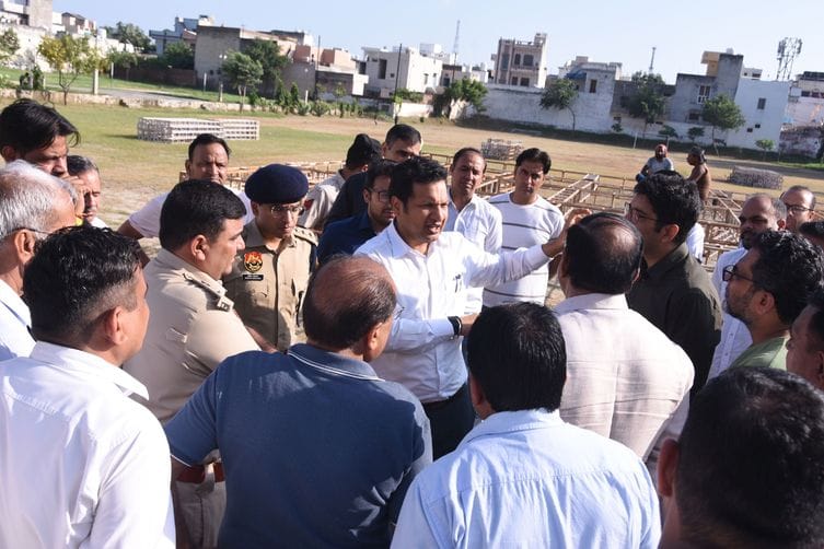रोहतक में पत्रकारों से बात करते सैनी शिक्षण संस्था के प्रधान अवनीश कुमार सैनी, उपप्रधान बुधराम