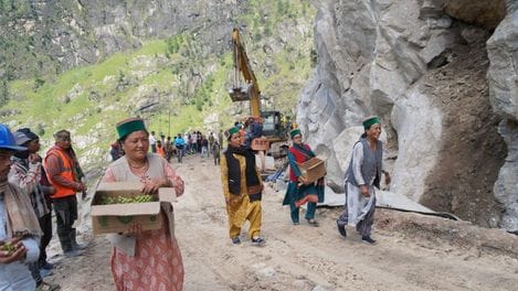 राजस्व मंत्री स्वंय जेसीबी में बैठकर एनएच प्राधिकरण के अधिकारियों और मजदूरों को निगुलसरी एनए राजस्व मंत्री स्वंय जेसीबी में बैठकर एनएच प्राधिकरण के अधिकारियों और मजदूरों को निगुलसरी एनए