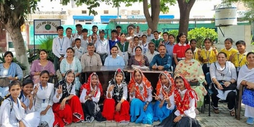 राज्य स्तरीय कबड्डी प्रतियोगिता में खिलाड़ियों के साथ जिला शिक्षा अधिकारी व अन्य। संवाद