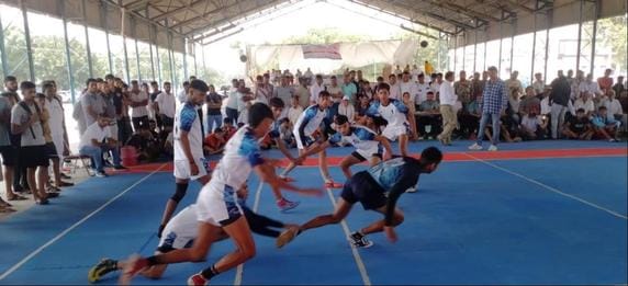 राज्य स्तरीय कबड्डी प्रतियोगिता में खिलाड़ियों के साथ जिला शिक्षा अधिकारी व अन्य। संवाद