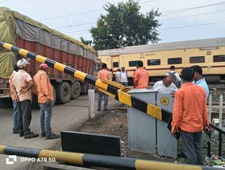 रेल ट्रैक पर ट्रक ब्रेकडाउन, ट्रेनें थमीं, हड़कंप मचा