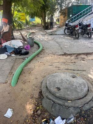 सेक्टर-1 के ग्रीन रोड पर सीवर ओवरफ्लो से बनी जलभराव की स्थिति। संवाद