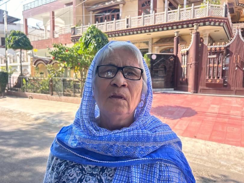 सेक्टर-1 के ग्रीन रोड पर सीवर ओवरफ्लो से बनी जलभराव की स्थिति। संवाद