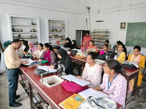 शाहजहांपुर में जीव विज्ञान सेक्शन में बच्चों को पढ़ाते शिक्षक। संवाद