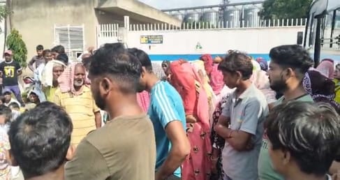 फ़ोटो। धानुका कम्पनी के गेट पर मौजूद धरनार्थी।