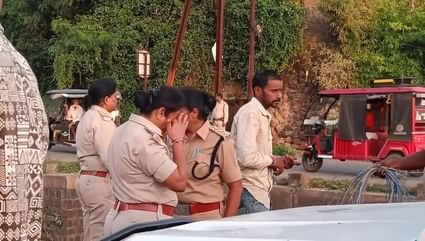 बीच सड़क पर रोने लगे पुलिस अफसर, हर आंख थी नम
