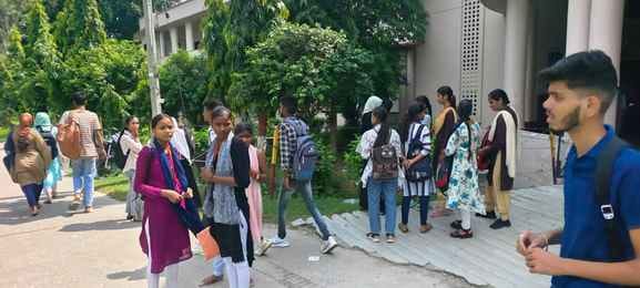 युवराज दत्त महाविद्यालय में शिक्षक से बातचीत करते छात्र छात्राएं। संवाद