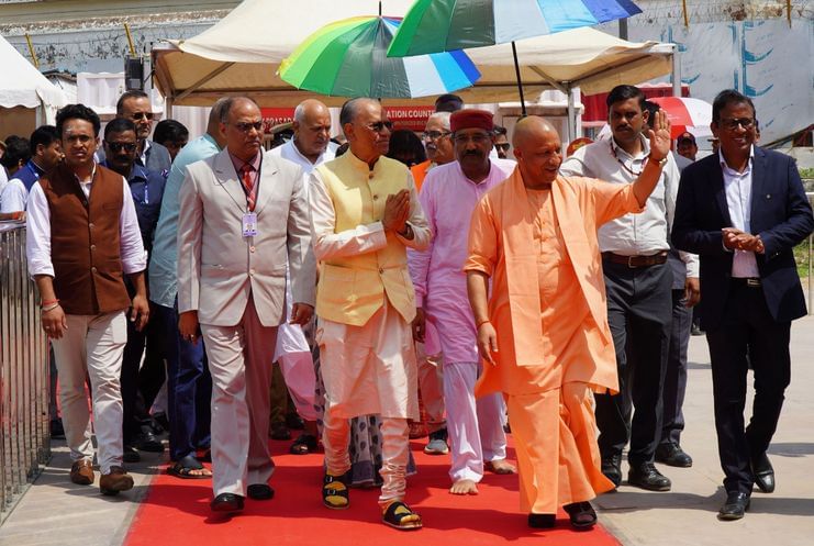 04-अयोध्या एयरपोर्ट पर पहुंचे मॉरीशस के प्रधानमंत्री पर हुई पुष्प वर्षा।-सूचना