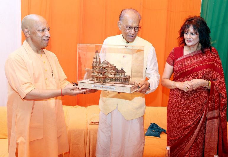 04-अयोध्या एयरपोर्ट पर पहुंचे मॉरीशस के प्रधानमंत्री पर हुई पुष्प वर्षा।-सूचना