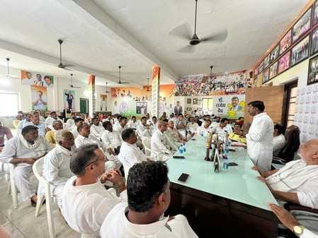 126....बैठक को संबोधित करते राजेश वैद्य । संगठन