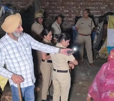 81....मौके पर पहुंच कर जांच करते पुलिस कर्मी। स्वयं