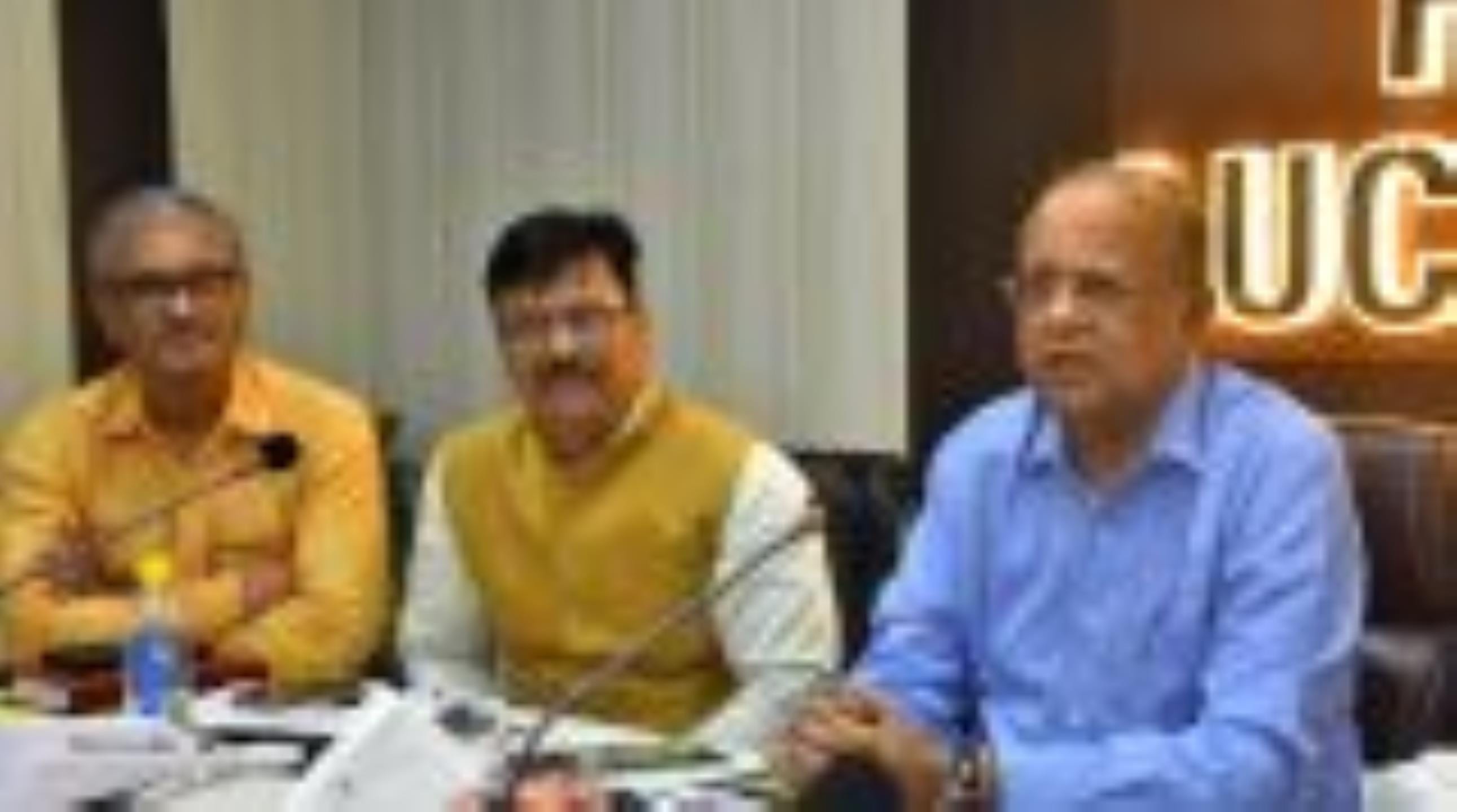 आरटीओ ऑफिस में निरीक्षण करते परिवहन आयुक्त बीएन सिंह। आरटीओ ऑफिस में निरीक्षण करते परिवहन आयुक्त बीएन सिंह।