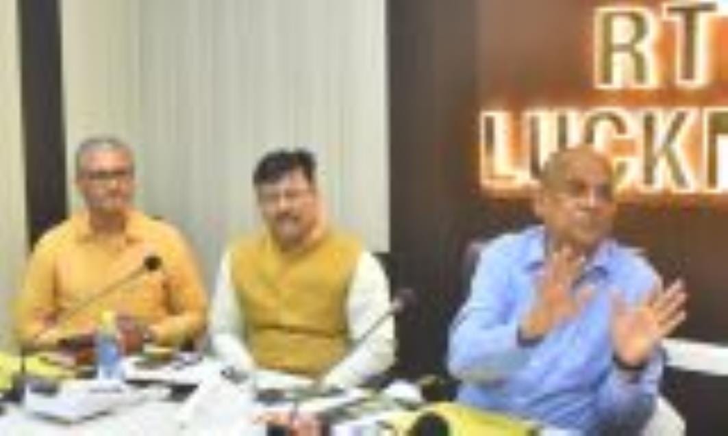 आरटीओ ऑफिस में निरीक्षण करते परिवहन आयुक्त बीएन सिंह। आरटीओ ऑफिस में निरीक्षण करते परिवहन आयुक्त बीएन सिंह।