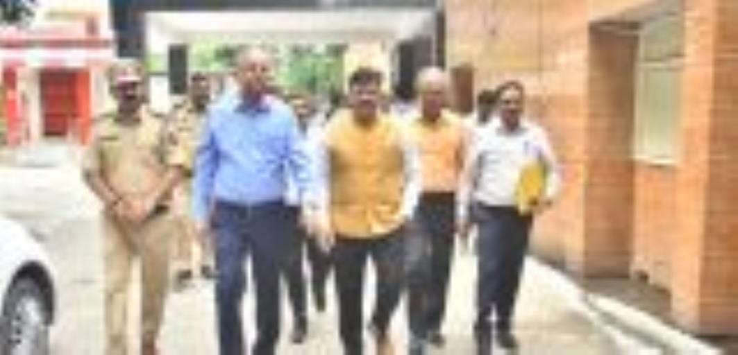आरटीओ ऑफिस में निरीक्षण करते परिवहन आयुक्त बीएन सिंह। आरटीओ ऑफिस में निरीक्षण करते परिवहन आयुक्त बीएन सिंह।