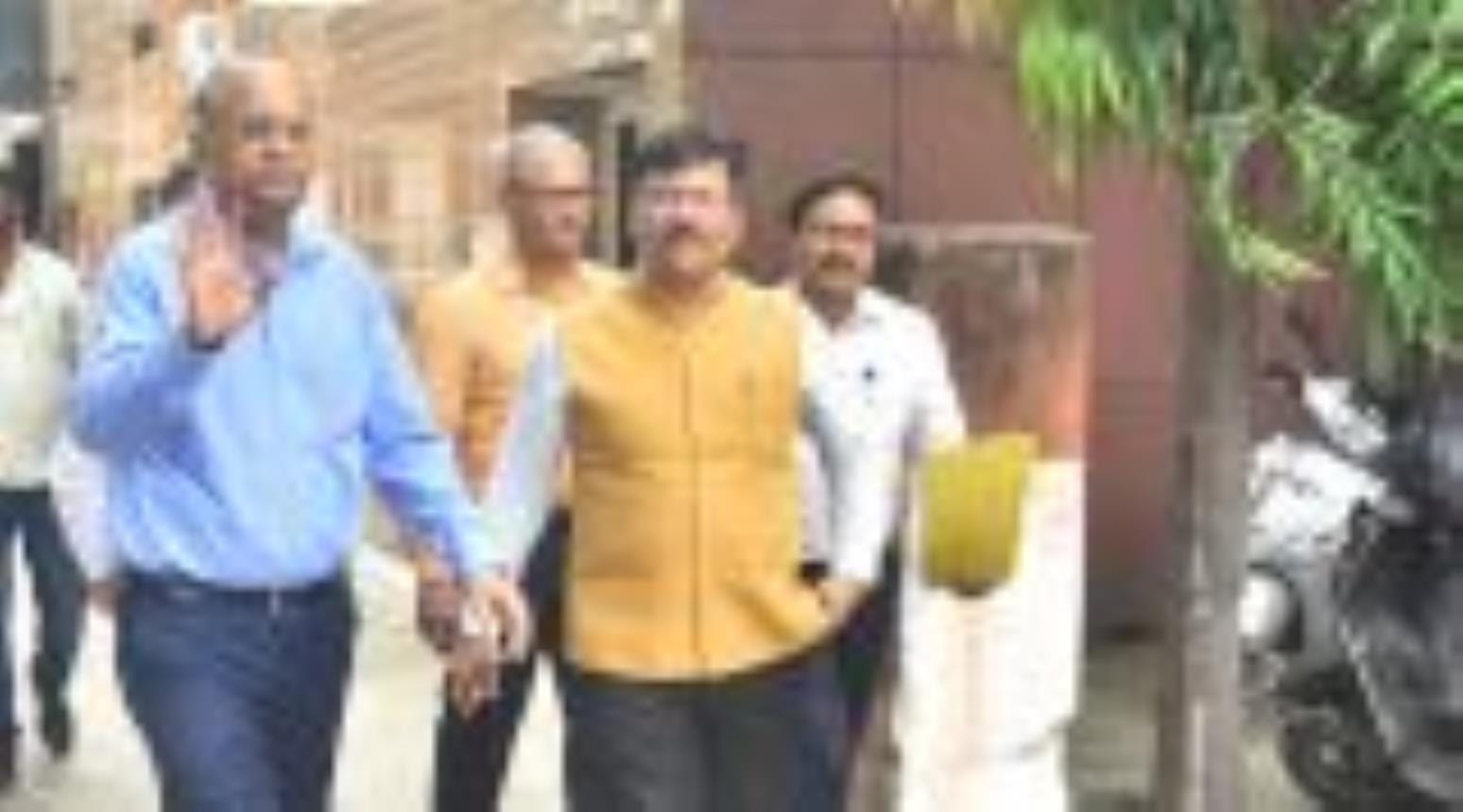 आरटीओ ऑफिस में निरीक्षण करते परिवहन आयुक्त बीएन सिंह। आरटीओ ऑफिस में निरीक्षण करते परिवहन आयुक्त बीएन सिंह।