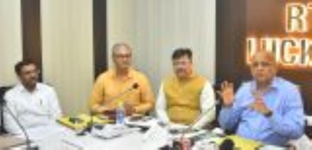 आरटीओ ऑफिस में निरीक्षण करते परिवहन आयुक्त बीएन सिंह। आरटीओ ऑफिस में निरीक्षण करते परिवहन आयुक्त बीएन सिंह।