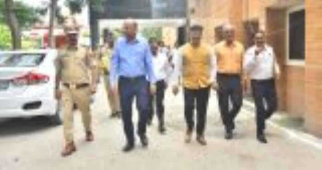 आरटीओ ऑफिस में निरीक्षण करते परिवहन आयुक्त बीएन सिंह। आरटीओ ऑफिस में निरीक्षण करते परिवहन आयुक्त बीएन सिंह।