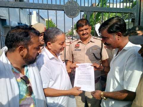 अंबाला छावनी बस अड्डे से विधायक निवास की तरफ पैदल मार्च करते नगर परिषद के सफाई कर्मचारी। संवाद
