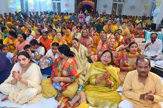 अंबाला छावनी के रामबाग स्थित गौशाला में कार्यक्रम के दौरान कथाव्यास का आशीर्वाद लेते दंपति। प् अंबाला छावनी के रामबाग स्थित गौशाला में कार्यक्रम के दौरान कथाव्यास का आशीर्वाद लेते दंपति। प्