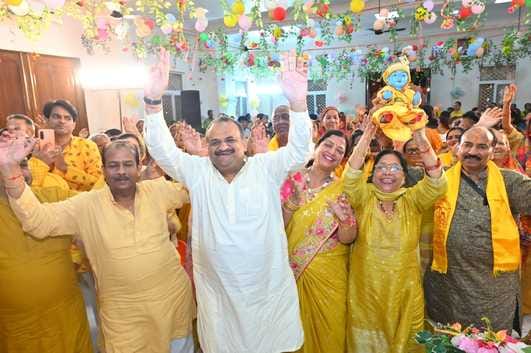 अंबाला छावनी के रामबाग स्थित गौशाला में कार्यक्रम के दौरान कथाव्यास का आशीर्वाद लेते दंपति। प् अंबाला छावनी के रामबाग स्थित गौशाला में कार्यक्रम के दौरान कथाव्यास का आशीर्वाद लेते दंपति। प्
