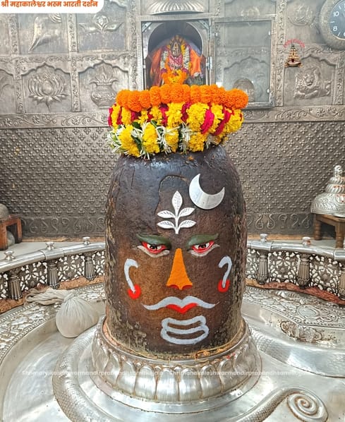 ऐसे सजे बाबा महाकाल