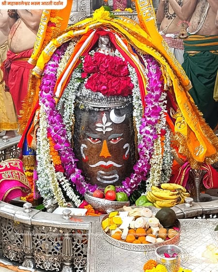 ऐसे सजे बाबा महाकाल