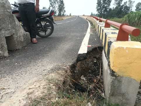 बाइपास के टनकपुर हाईवे के पास बने फ्लाईओवर पर बंद रास्ते के बीच से गुजरते बाइक सवार। संवाद बाइपास के टनकपुर हाईवे के पास बने फ्लाईओवर पर बंद रास्ते के बीच से गुजरते बाइक सवार। संवाद