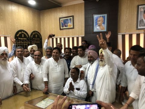 चुनाव का परिणाम आने के बाद जीत का जश्न मनाते कांग्रेसी