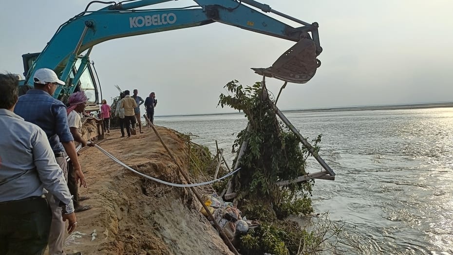 चंदक क्षेत्र में गलखा मंदिर के पास कटान को रोकने के लिए मिट्टी लगाती जेसीबी। संवाद चंदक क्षेत्र में गलखा मंदिर के पास कटान को रोकने के लिए मिट्टी लगाती जेसीबी। संवाद