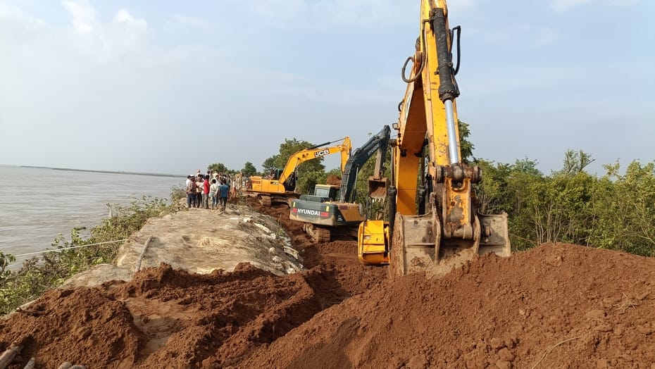 चंदक क्षेत्र में गलखा मंदिर के पास कटान को रोकने के लिए मिट्टी लगाती जेसीबी। संवाद चंदक क्षेत्र में गलखा मंदिर के पास कटान को रोकने के लिए मिट्टी लगाती जेसीबी। संवाद
