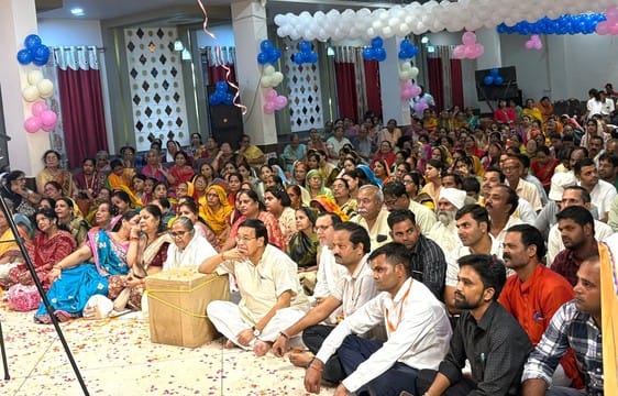 चंदौसी के अन्नपूर्णा उत्सव मंडप में भागवत कथा सुनाते कथा व्यास व मौजूद कल्कि पीठधीश्वर आचार्य 
