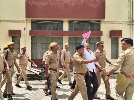 फोटो - 01 पूर्व विधायक को जिला कारागार ले जाती पुलिस। संवाद