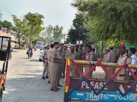 फोटो - 04 आत्मसमर्पण से पहले पुलिस से जानकारी लेते एसपी डॉ. दुर्गेश कुमार। संवाद फोटो - 04 आत्मसमर्पण से पहले पुलिस से जानकारी लेते एसपी डॉ. दुर्गेश कुमार। संवाद