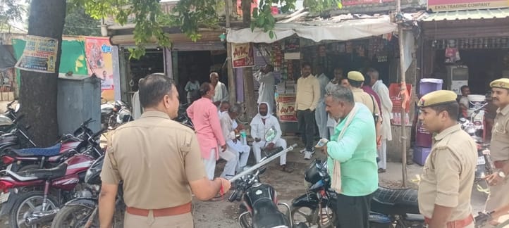 फोटो - 04 आत्मसमर्पण से पहले पुलिस से जानकारी लेते एसपी डॉ. दुर्गेश कुमार। संवाद फोटो - 04 आत्मसमर्पण से पहले पुलिस से जानकारी लेते एसपी डॉ. दुर्गेश कुमार। संवाद