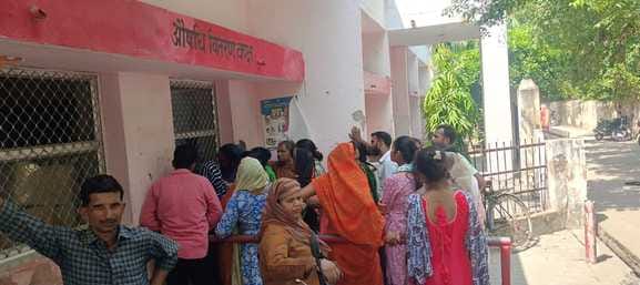 फोटो-12 एयूआरपी 22 धूप से बचने को छाता लगाकर निकलतीं छात्राएं। संवाद