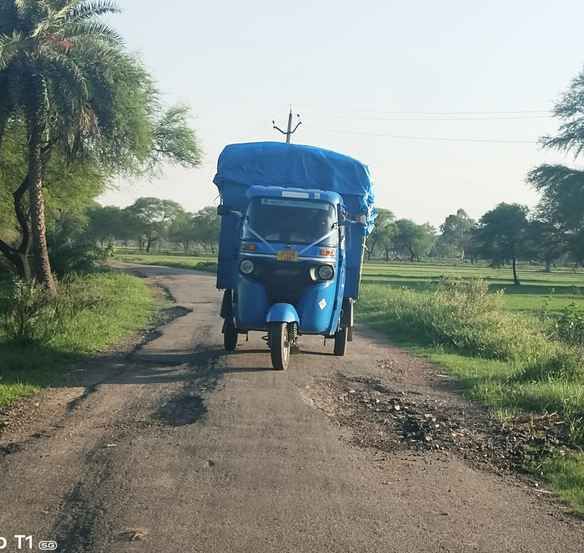 फोटो - 12 गड्ढों में तब्दील हस्तम संपर्क मार्ग से गुजरता वाहन। संवाद