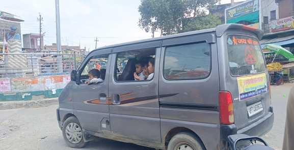 फोटो-12एयूआरपी 04- बिना जाली वाले ऑटो में बैठकर जाते नौनिहाल। संवाद
