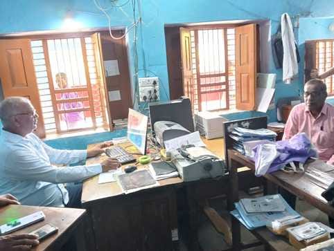 फोटो-12एयूआरपी06- डाकघर के बाहर जुटे उपभोक्ता। संवाद फोटो-12एयूआरपी06- डाकघर के बाहर जुटे उपभोक्ता। संवाद