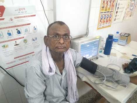 फोटो- 13 जिला अस्पताल में ह्दय रोग की ओपीडी करते डॉ. शिशिर। संवाद