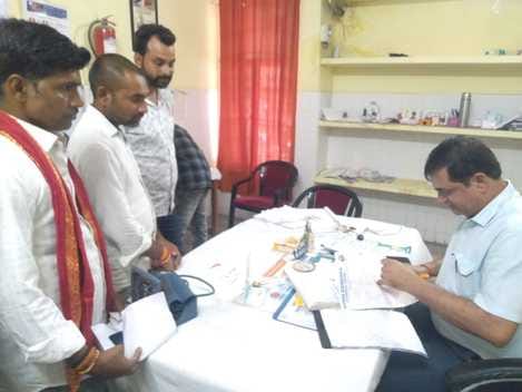 फोटो- 13 जिला अस्पताल में ह्दय रोग की ओपीडी करते डॉ. शिशिर। संवाद